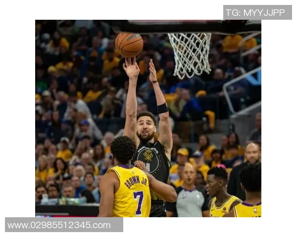 湖人勇士激战19日NBA季后赛精彩对决引发球迷热议